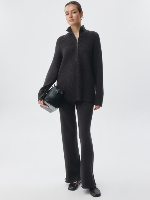 вязаные брюки в рубчик от бренда sela вид слева