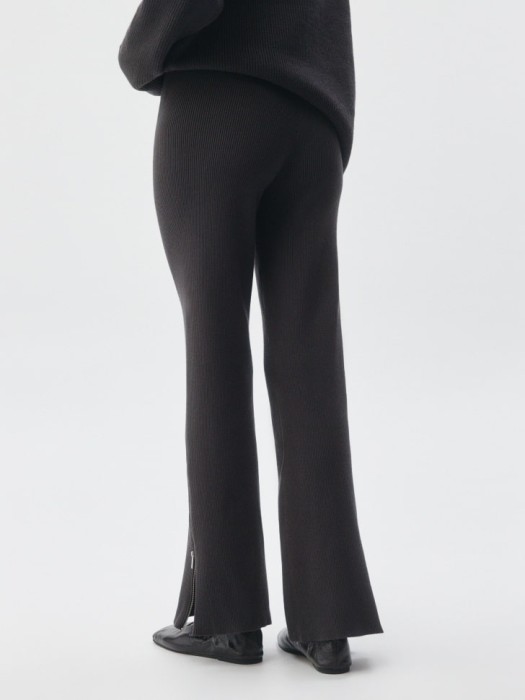 вязаные брюки в рубчик по цене 1999 руб вид справа