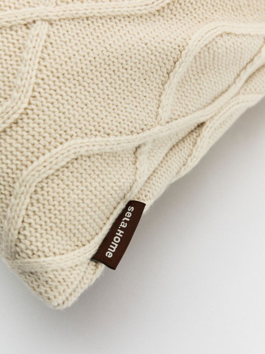 вязаный чехол для декоративной подушки от бренда sela вид слева