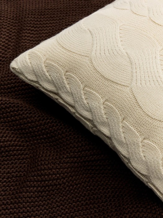 вязаный чехол для декоративной подушки от бренда sela вид слева