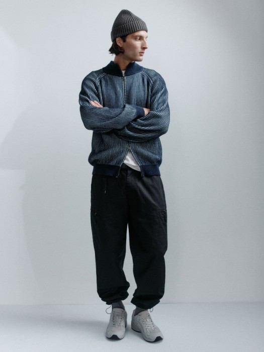 вязаный джемпер на молнии от бренда sela вид слева