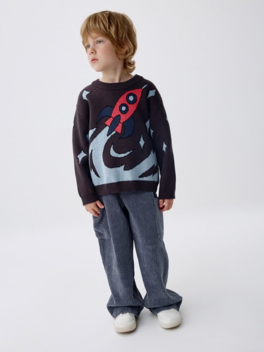 вязаный джемпер оверсайз с принтом для мальчиков от бренда sela вид слева