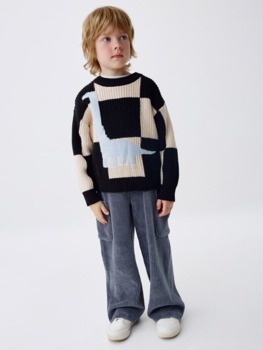 вязаный джемпер оверсайз с принтом для мальчиков от бренда sela вид слева
