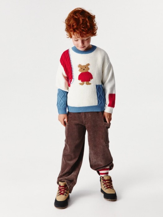 вязаный джемпер оверсайз в стиле пэчворк для мальчиков от бренда sela вид слева