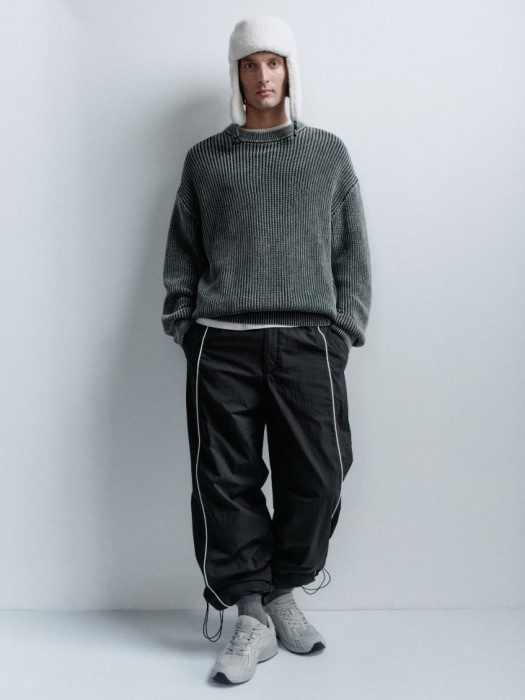 вязаный джемпер с эффектом стирки от бренда sela вид слева