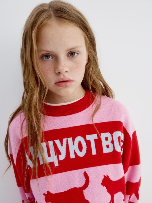 вязаный джемпер с принтом для девочек из коллекции  x мосфильм из россии вид сбоку