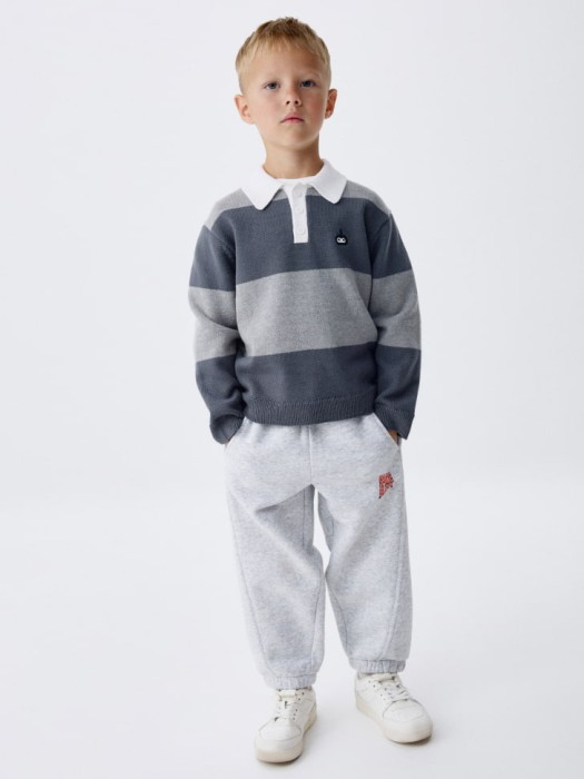 вязаный джемпер с воротником для мальчиков от бренда sela вид слева