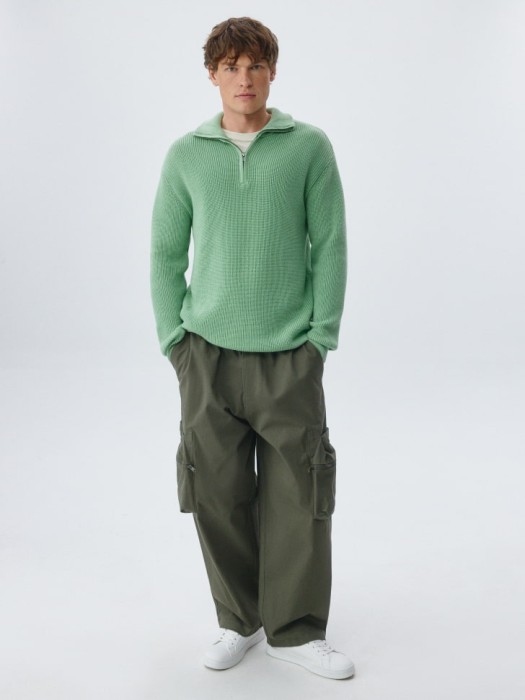 вязаный джемпер с воротником-стойкой на молнии от бренда sela вид слева