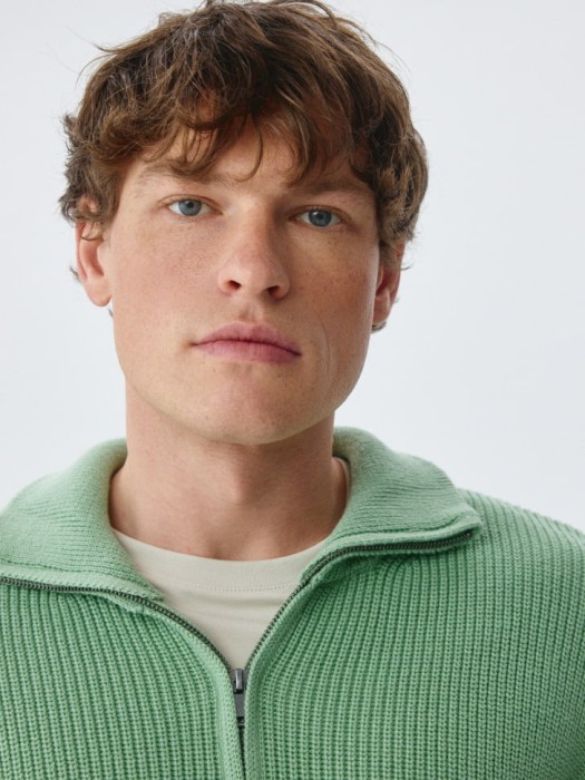 вязаный джемпер с воротником-стойкой на молнии по цене 2599 руб вид справа