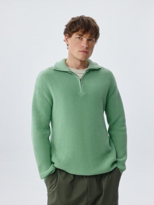 вязаный джемпер с воротником-стойкой на молнии из россии вид сбоку