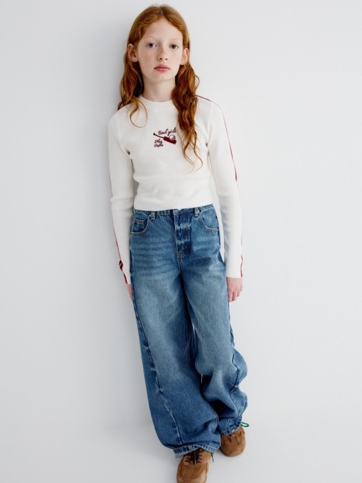 вязаный джемпер с вышивкой для девочек от бренда sela вид слева