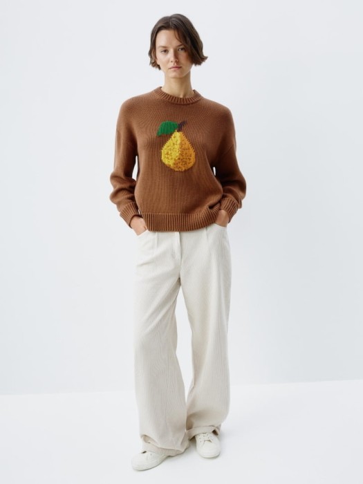 вязаный джемпер с вышивкой от бренда sela вид слева