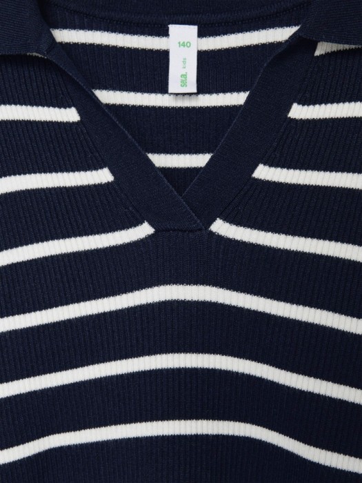 вязаный джемпер в полоску для девочек из льна спереди