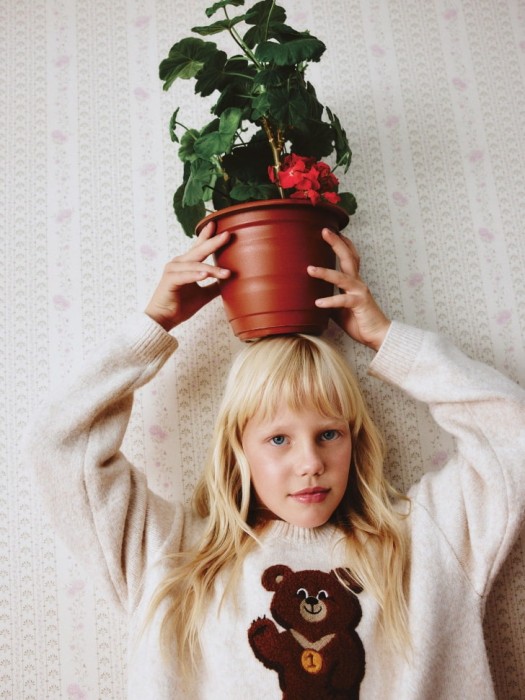 вязаный джемпер в вышивкой для девочек от бренда sela вид слева