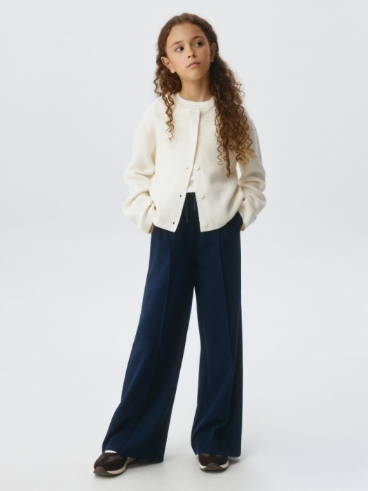 вязаный кардиган для девочек от бренда sela вид слева