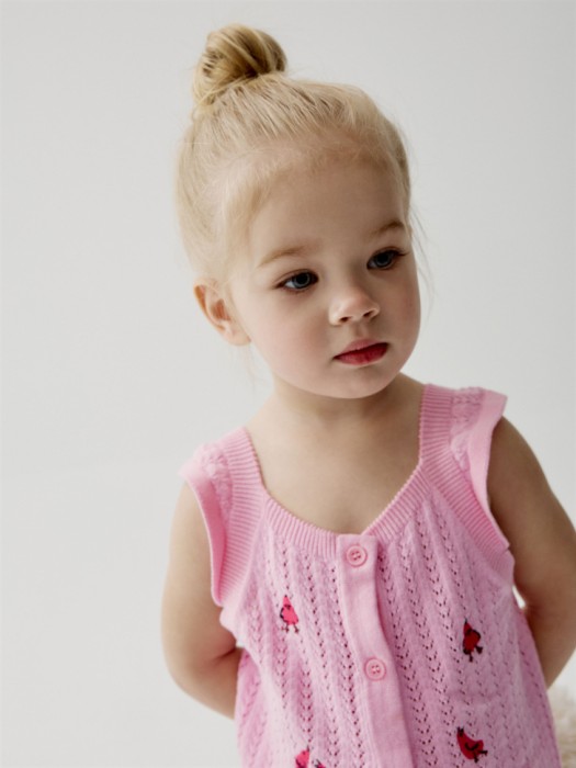 вязаный комбинезон для малышей от бренда sela вид слева