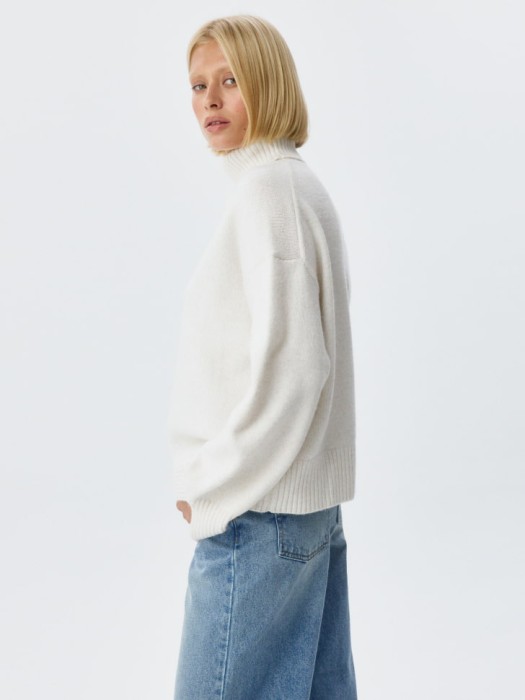 вязаный свитер с содержанием шерсти по цене 1799 руб вид справа