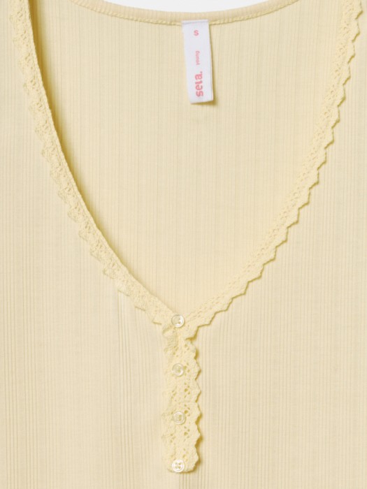 вязаный топ с кружевом из линейки  young из проверенных материалов спереди