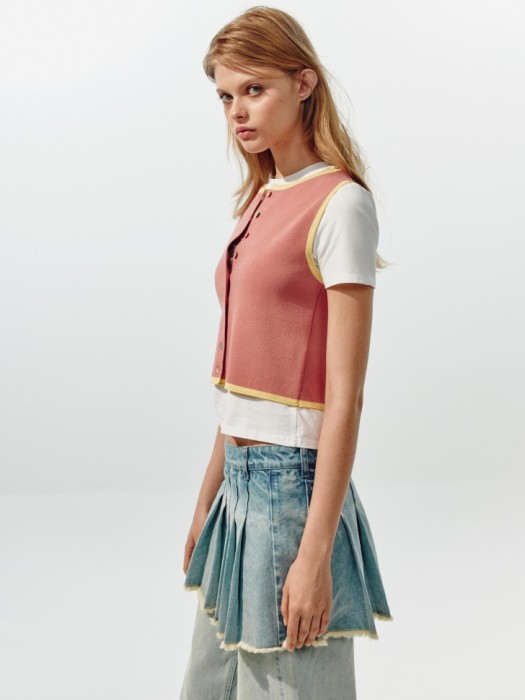 вязаный жилет из линейки  young по цене 2499 руб вид справа