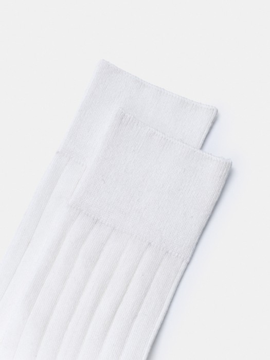 высокие носки из лиоцелла с содержанием шелка от бренда sela вид слева