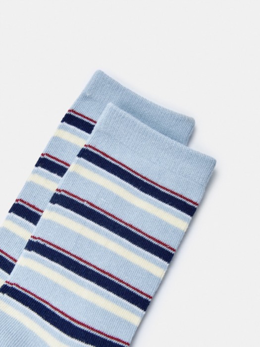 высокие носки в полоску от бренда sela вид слева