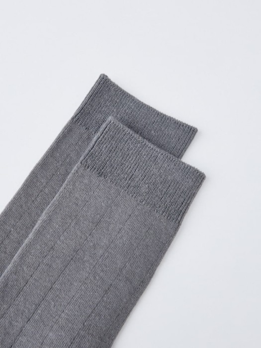 высокие носки в рубчик от бренда sela вид слева