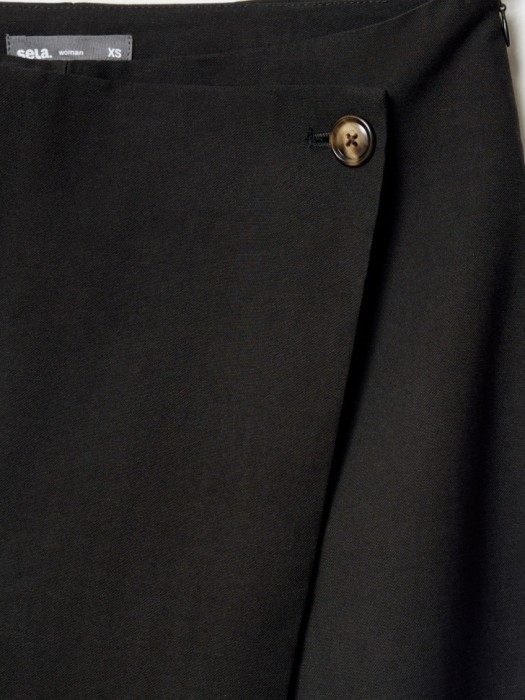 юбка-шорты с запахом с содержанием льна от бренда sela вид слева