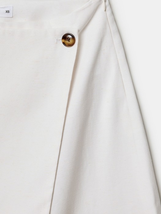 юбка-шорты с запахом с содержанием льна от бренда sela вид слева