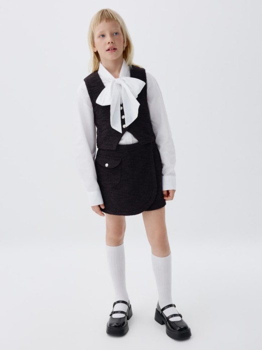 жилет из фактурного трикотажа  для девочек от бренда sela вид слева