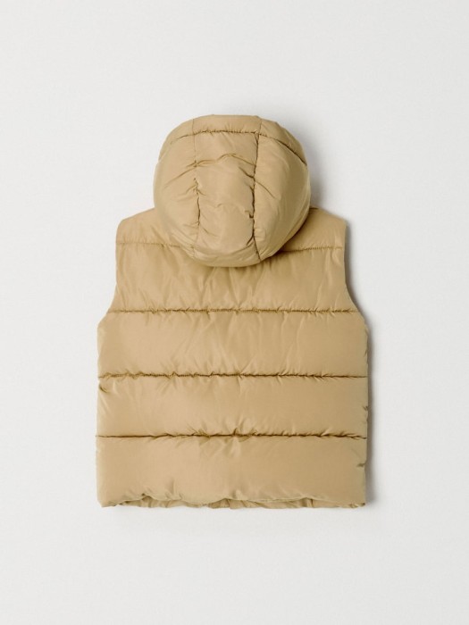 жилет с капюшоном для мальчиков от бренда sela вид слева