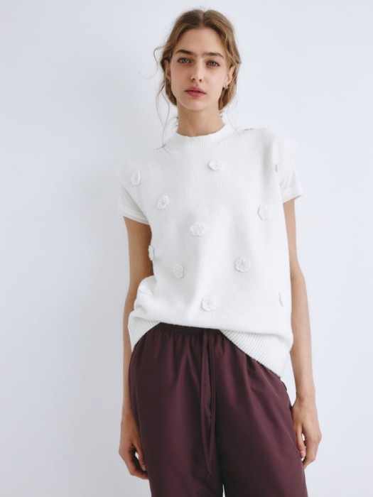 жилет с вязаными цветами из линейки  young из россии вид сбоку