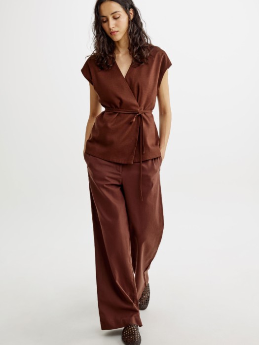 жилет с запахом из смесовой вискозы и льна от бренда sela вид слева