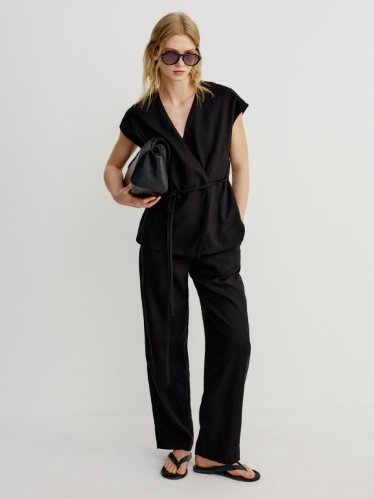 жилет с запахом из смесовой вискозы и льна от бренда sela вид слева