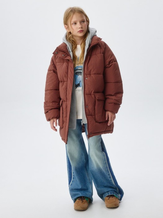 зимняя стеганая куртка с трикотажным капюшоном для девочек от бренда sela вид слева