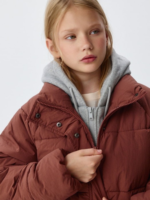 зимняя стеганая куртка с трикотажным капюшоном для девочек по цене 4799 руб вид справа