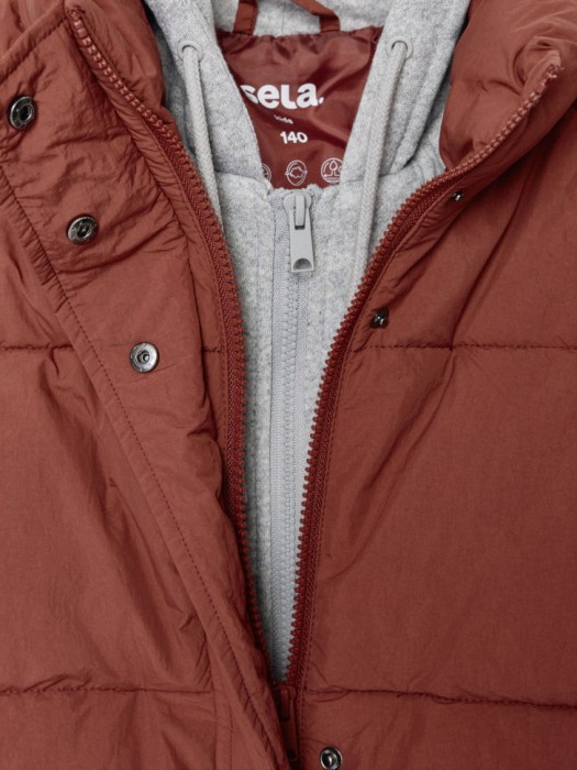 зимняя стеганая куртка с трикотажным капюшоном для девочек из льна спереди