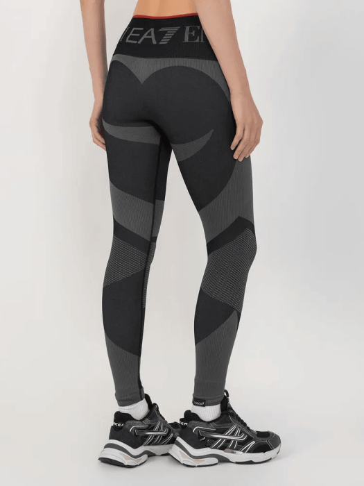 Товар черного цвета с внутренней стороны