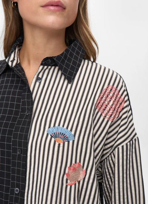 Товар черного цвета с внутренней стороны