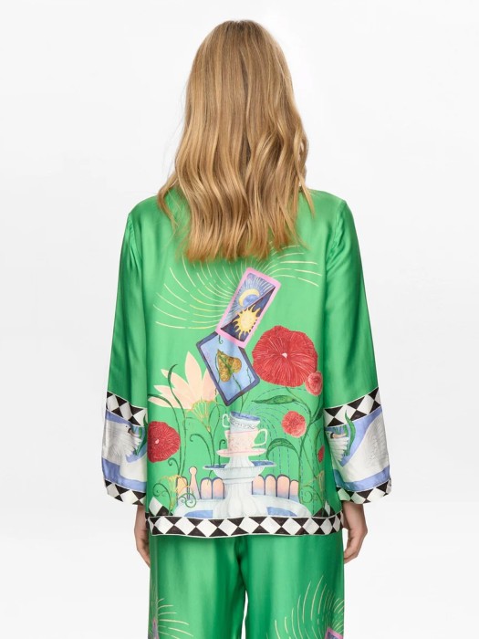 Товар зеленого цвета с внутренней стороны