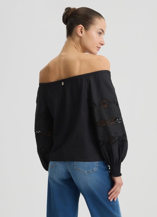 Товар черного цвета с внутренней стороны