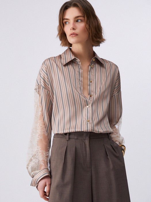 Товар бежевого цвета с внутренней стороны