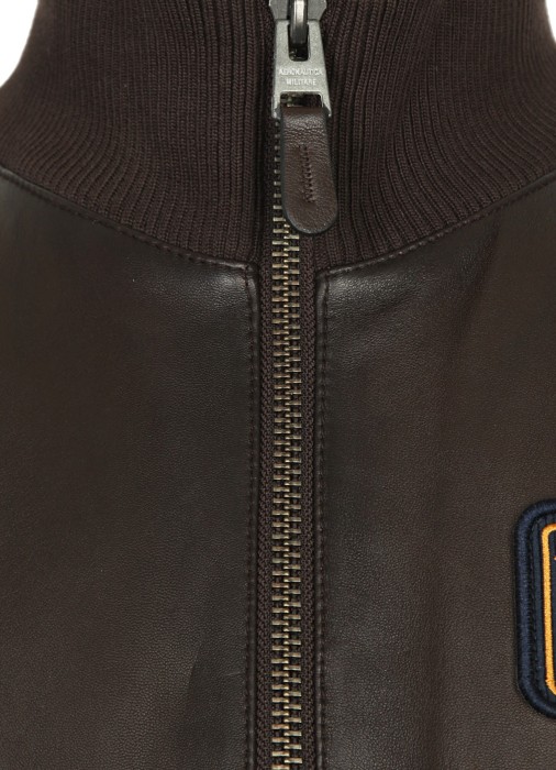 Товар коричневого цвета с внутренней стороны