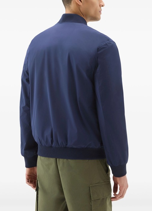 бомбер мужской matt stretch bomber  от бренда woolrich вид слева