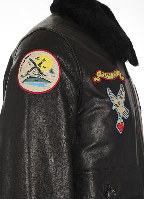 Товар черного цвета с внутренней стороны