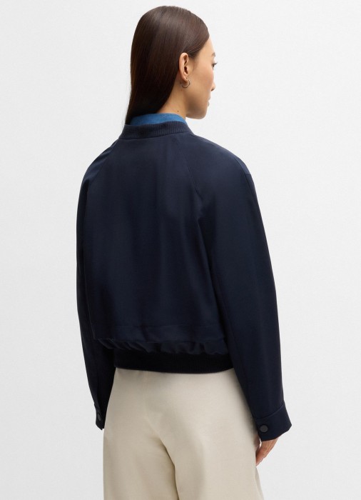 Товар синего цвета с внутренней стороны