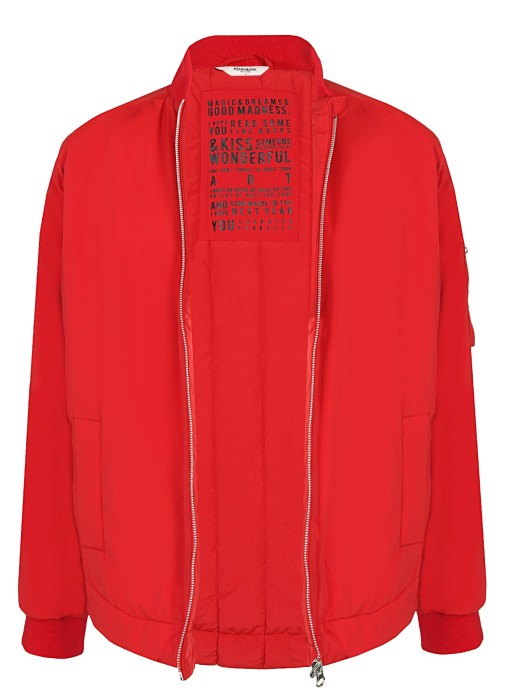 Товар красного цвета с внутренней стороны