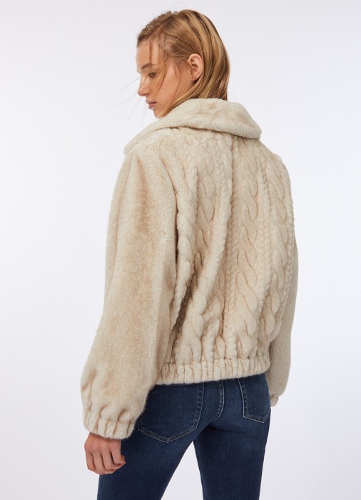 Товар бежевого цвета с внутренней стороны