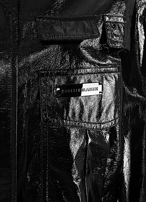 Товар черного цвета с внутренней стороны