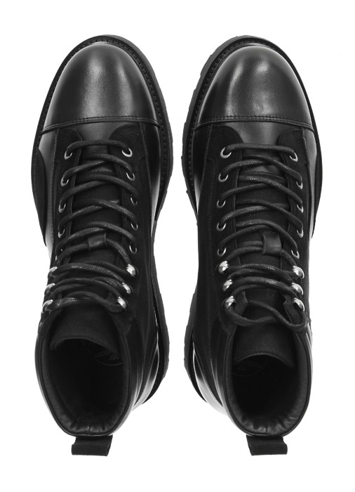 Товар черного цвета с внутренней стороны