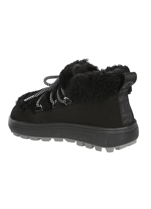 Товар черного цвета с внутренней стороны